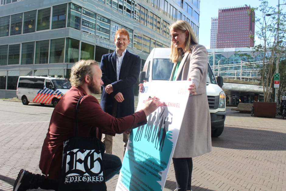Peter Kwint ondertekent het protestbord